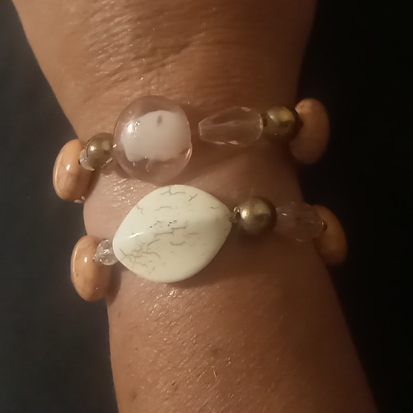 Glass and resin beaded salmon color off white & gold tone expandable bracelet - Picture 5 of 6